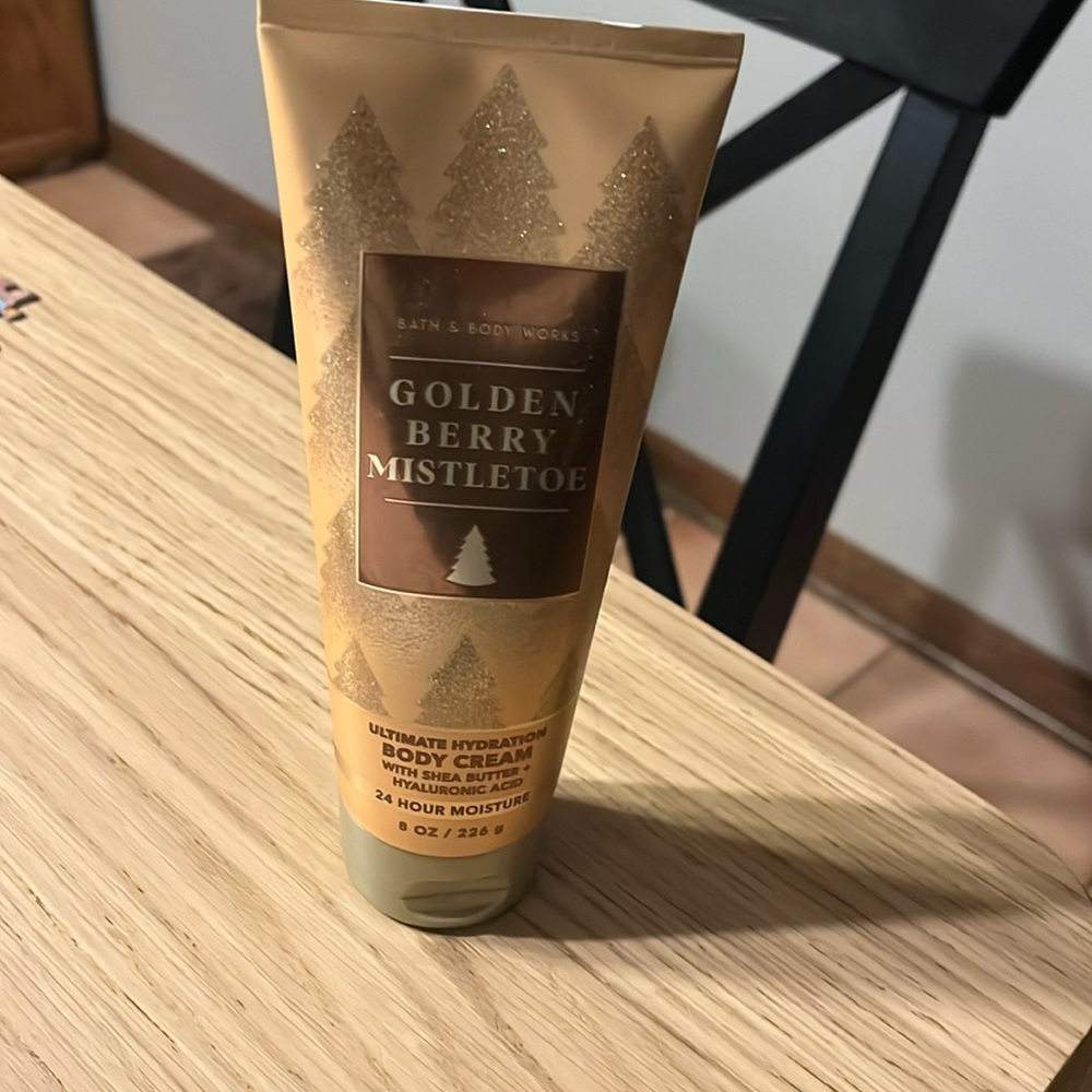 Bath & Body Works Golden Berry Mistletoe Body Cream.